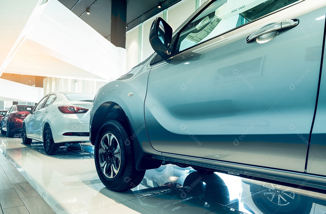 Carro novo estacionado no showroom moderno. Locação de automóveis e concessionárias de veículos