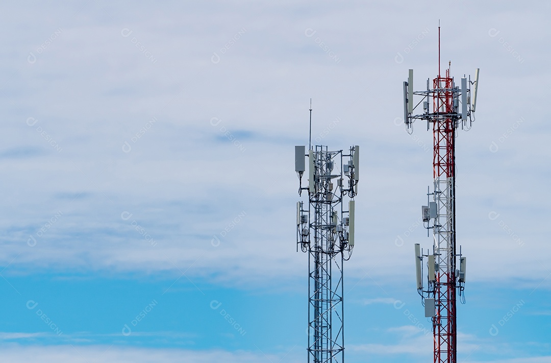 Torre de telecomunicações com fundo de céu azul e nuvens brancas