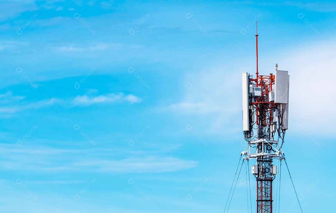 Torre de telecomunicações com fundo de céu azul e nuvens brancas