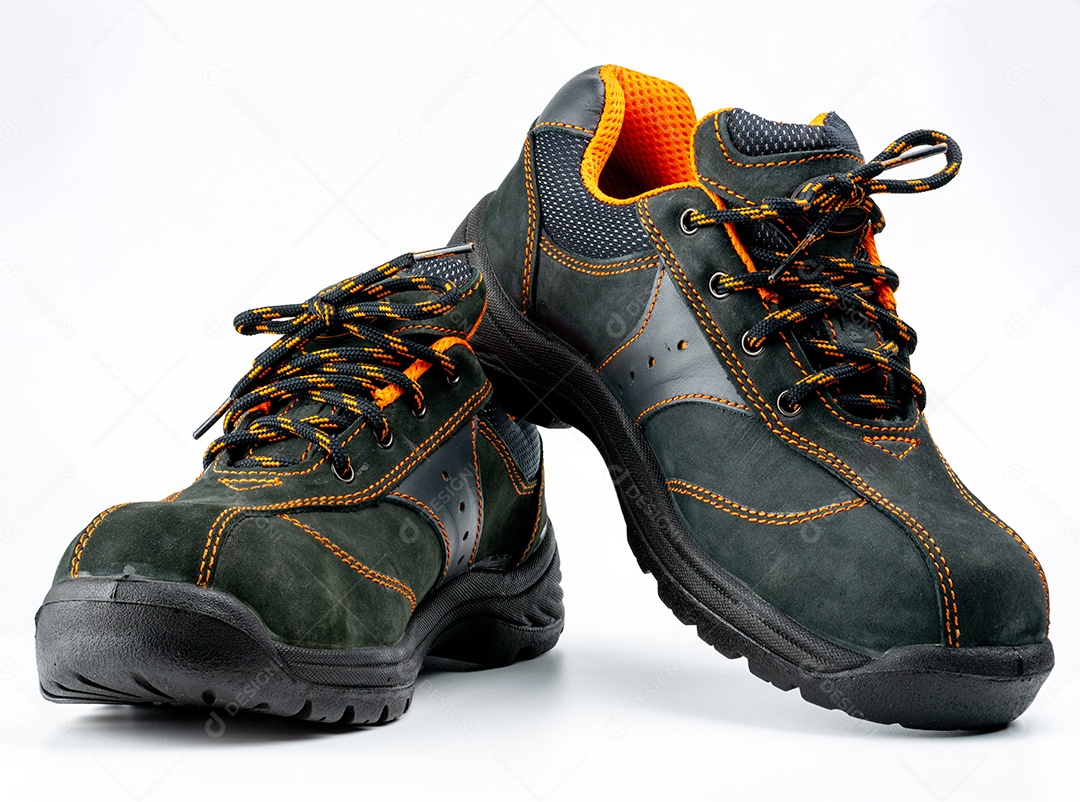 Par de sapatos de couro de segurança pretos isolados no fundo branco