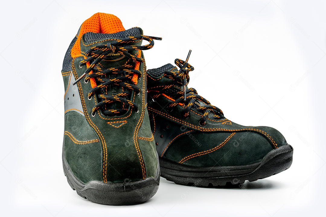 Par de sapatos de couro de segurança pretos isolados no fundo branco