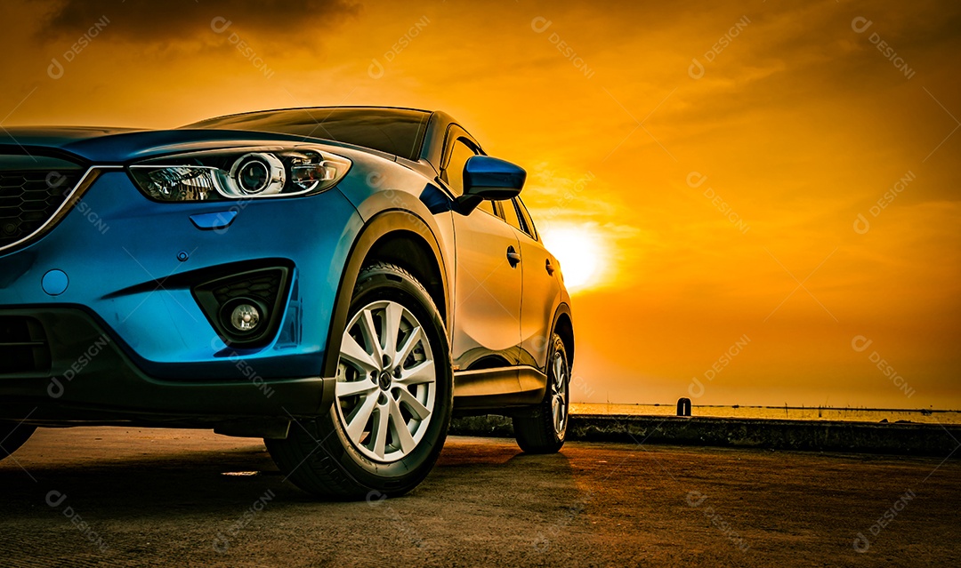 Carro SUV compacto azul com esporte e design moderno estacionado