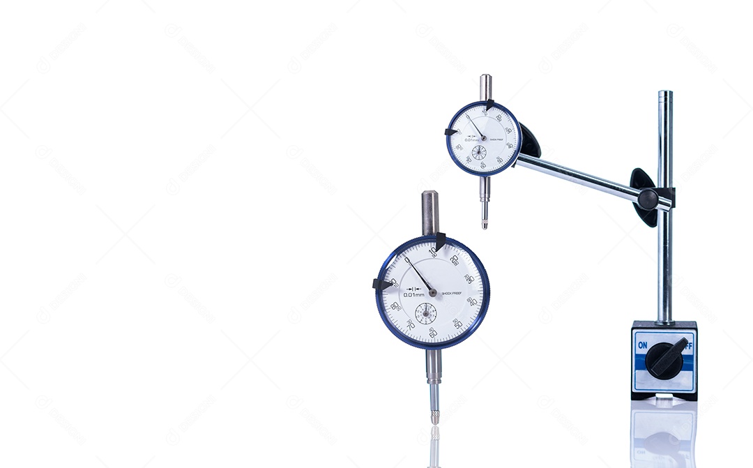 Medidor de discagem isolado no fundo branco.