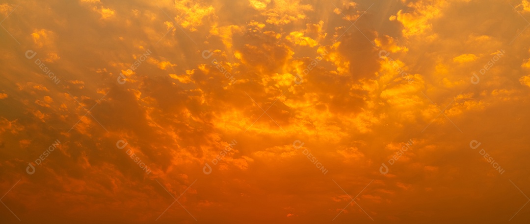 Céu lindo pôr do sol. Céu dourado do sol com belo padrão