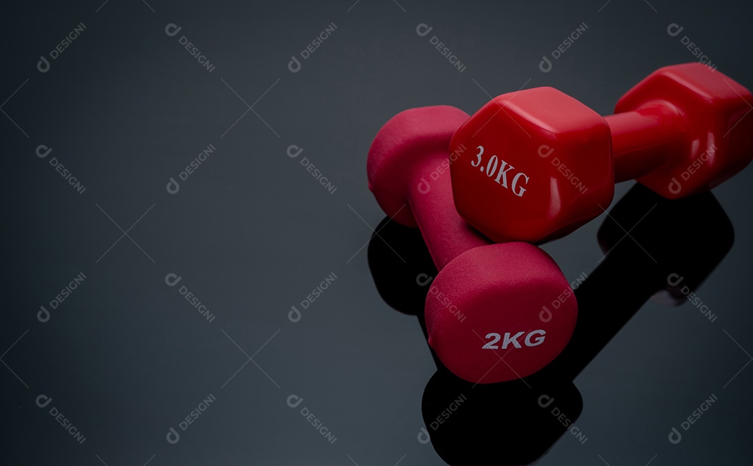 Halteres rosa escuro e vermelho isolados no fundo preto. 2, 3k
