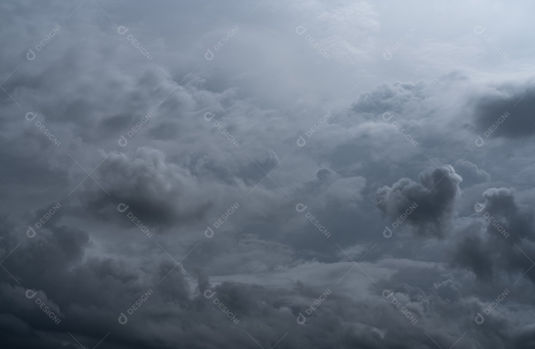 Céu e nuvens dramáticos escuros. Antecedentes para a morte e triste concepção