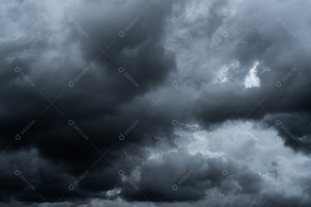 Céu e nuvens dramáticos escuros. Antecedentes para a morte e triste concepção
