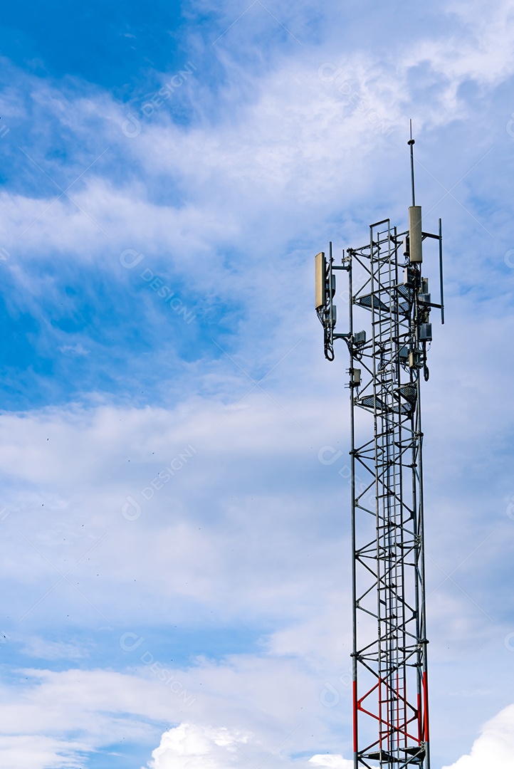 Torre de telecomunicações com fundo de céu azul claro. Antena