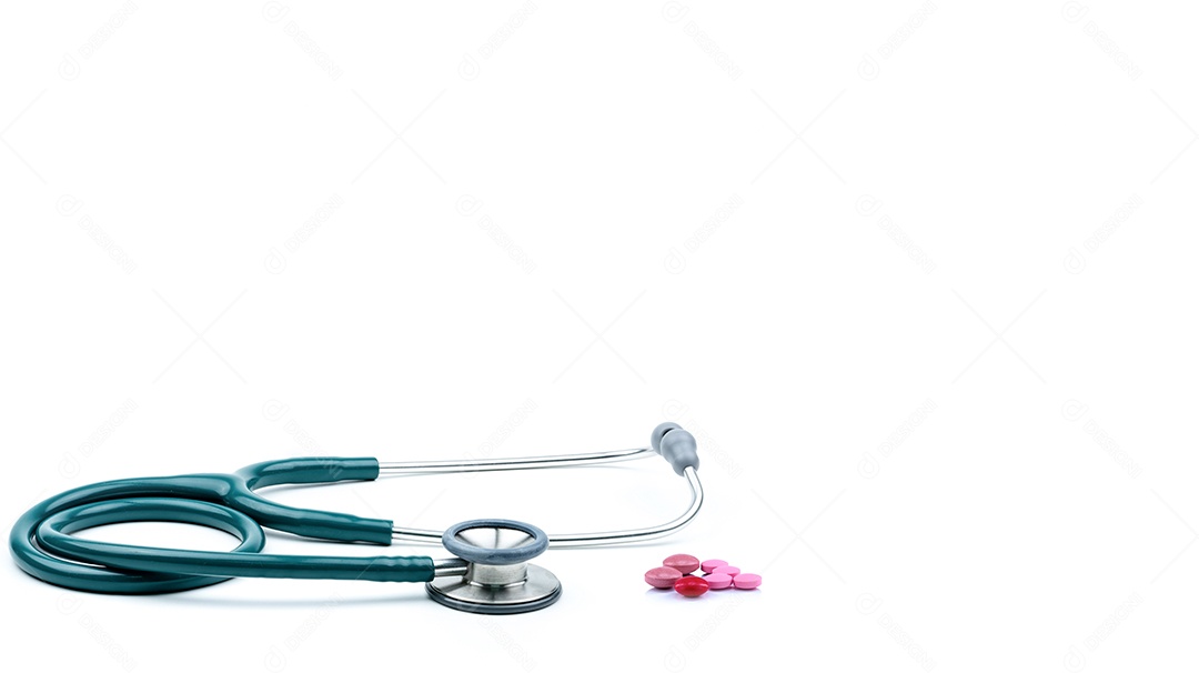 Estetoscópio verde com pílulas de comprimidos isoladas em background branco