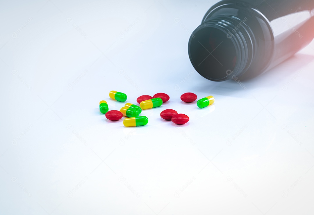 Comprimidos vermelhos e comprimidos de cápsula verde-amarelo