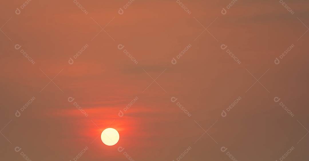 Grande sol redondo e céu vermelho do pôr do sol à noite com espaço