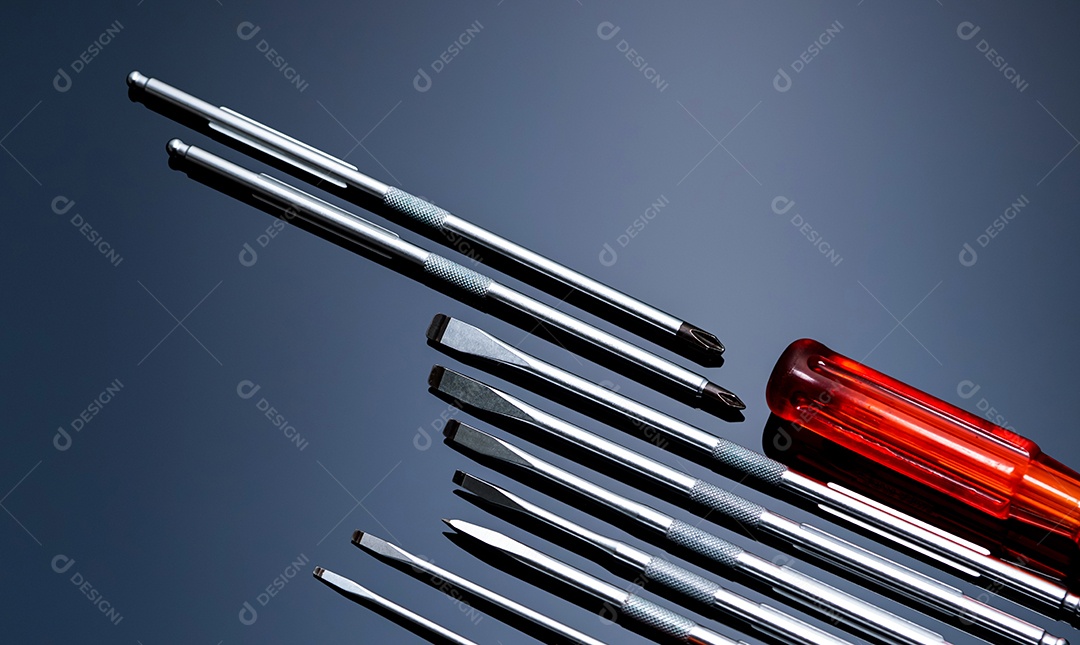 Chave de fenda e punção central. Ferramentas manuais mecânicas.