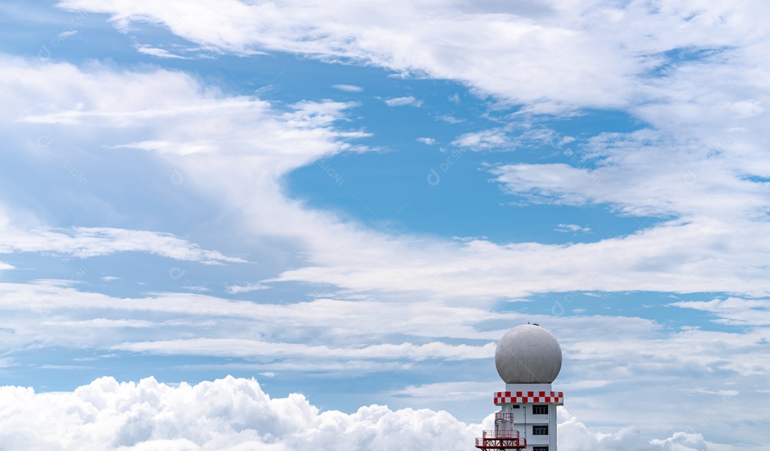 Estação da abóbada do radar das observações meteorológicas contra o céu azul