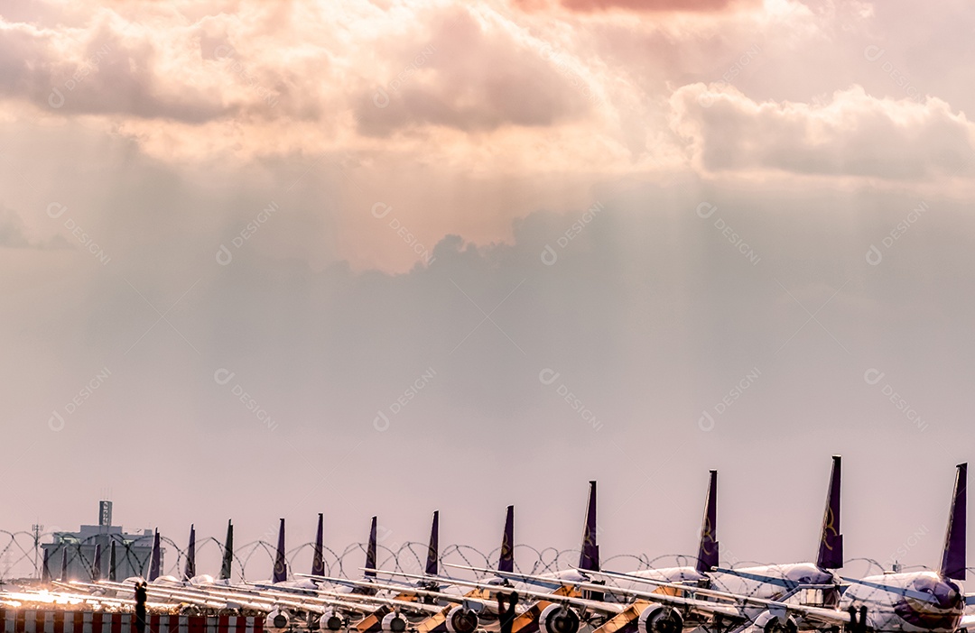 Avião comercial estacionado na área de estacionamento do aeroporto
