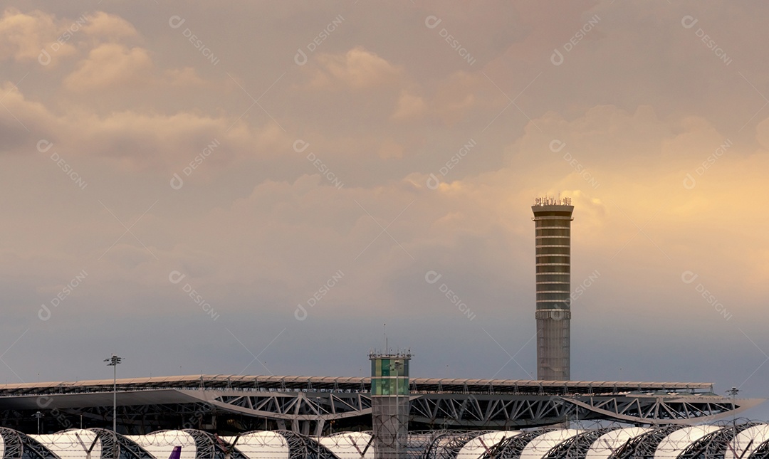 Telhado do aeroporto e torre de controle de tráfego aéreo no aeroporto.