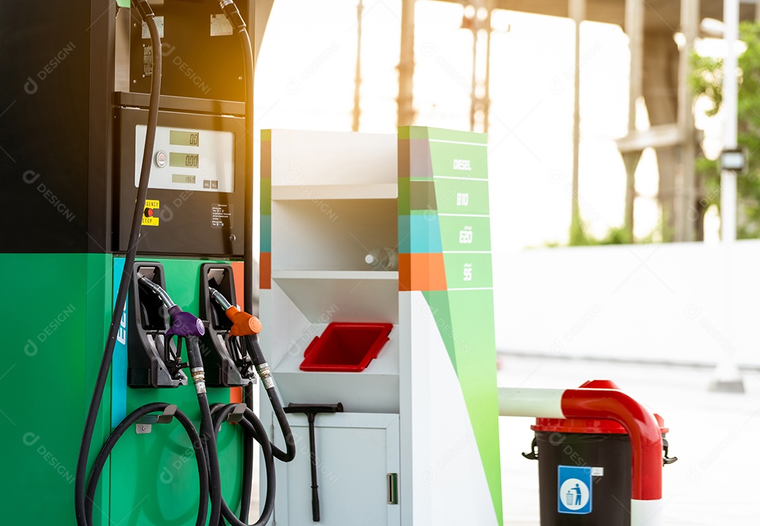 Bocal de combustível de enchimento da bomba de gasolina no posto de gasolina.