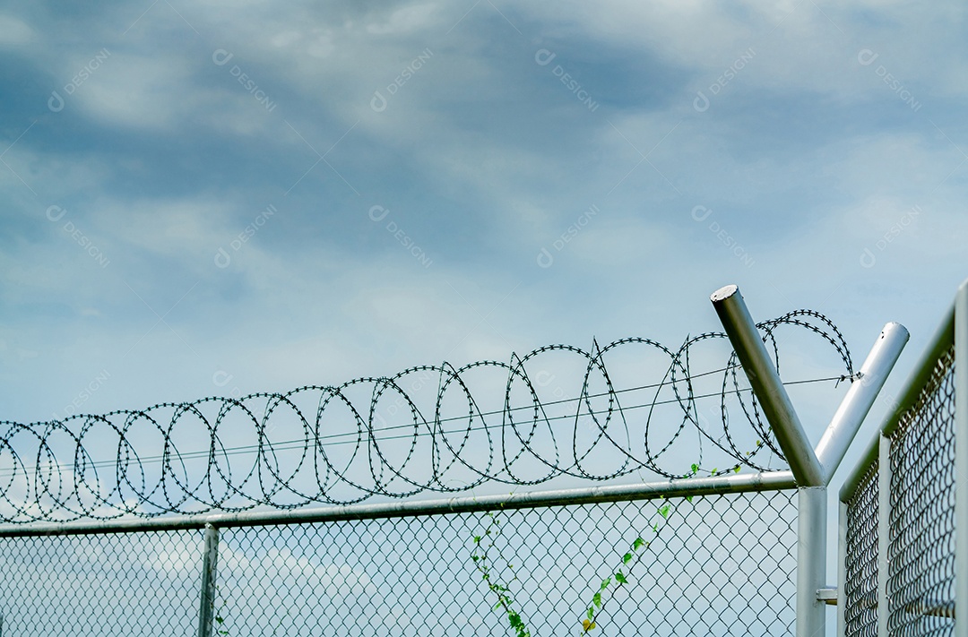 Cerca de segurança da prisão. Cerca de segurança de arame farpado. Arame navalha