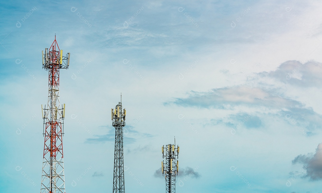 Torre de telecomunicações com fundo de céu azul claro.