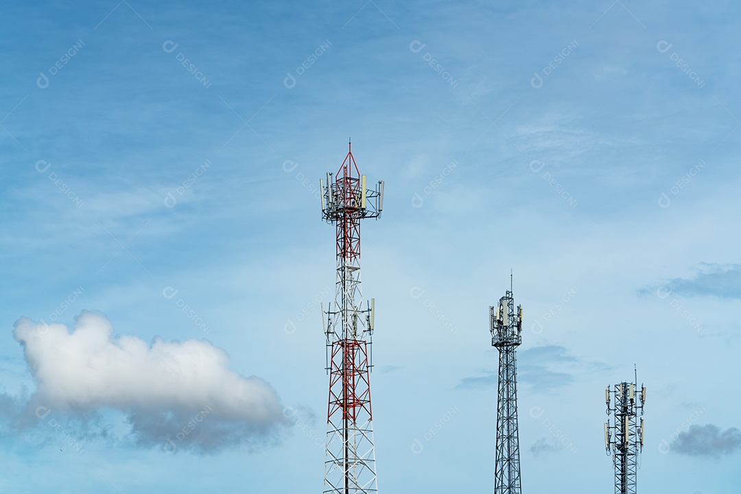 Torre de telecomunicações com céu azul e nuvens brancas. Antena