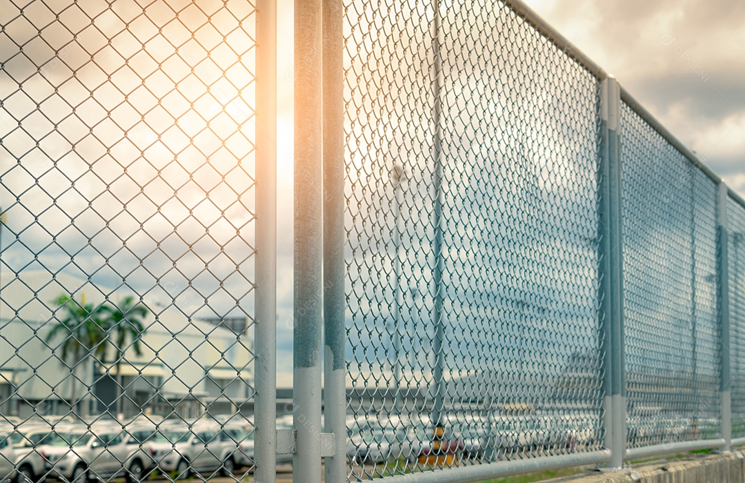 A vista da cerca da fábrica de produção de automóveis até o estacionamento desfocado