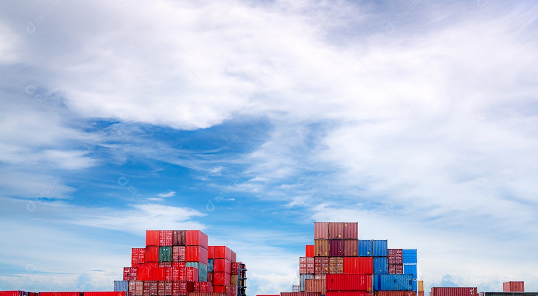 Logística de contêineres. Carga e negócios de transporte. Navio porta-contentores