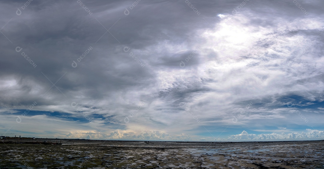 Paisagem de praia de lama, mar e céu. Vista panorâmica da praia
