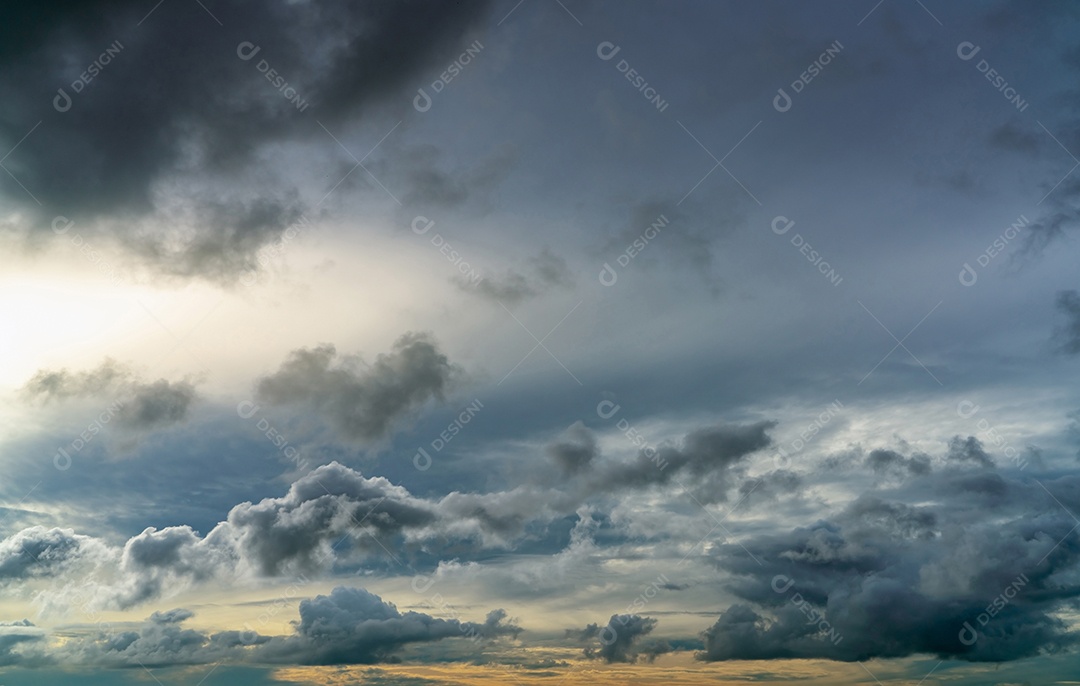 Céu do sol e nuvens cinzas e douradas. Céu cinza e nuvem fofa