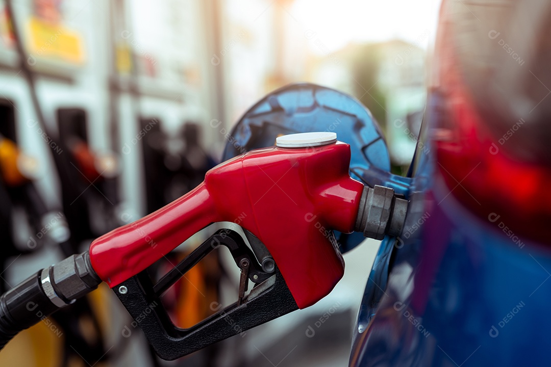 Carro abastecendo em posto de gasolina. Reabastecer com gasolina gasolina.