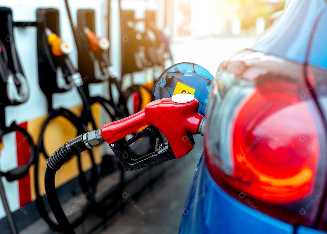 Carro abastecendo em posto de gasolina. Reabastecer com gasolina gasolina.