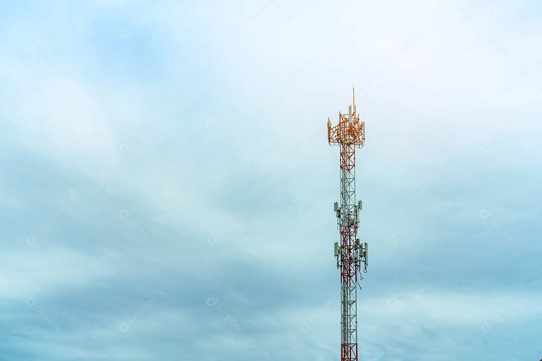 Torre de telecomunicações com céu azul e nuvens brancas.