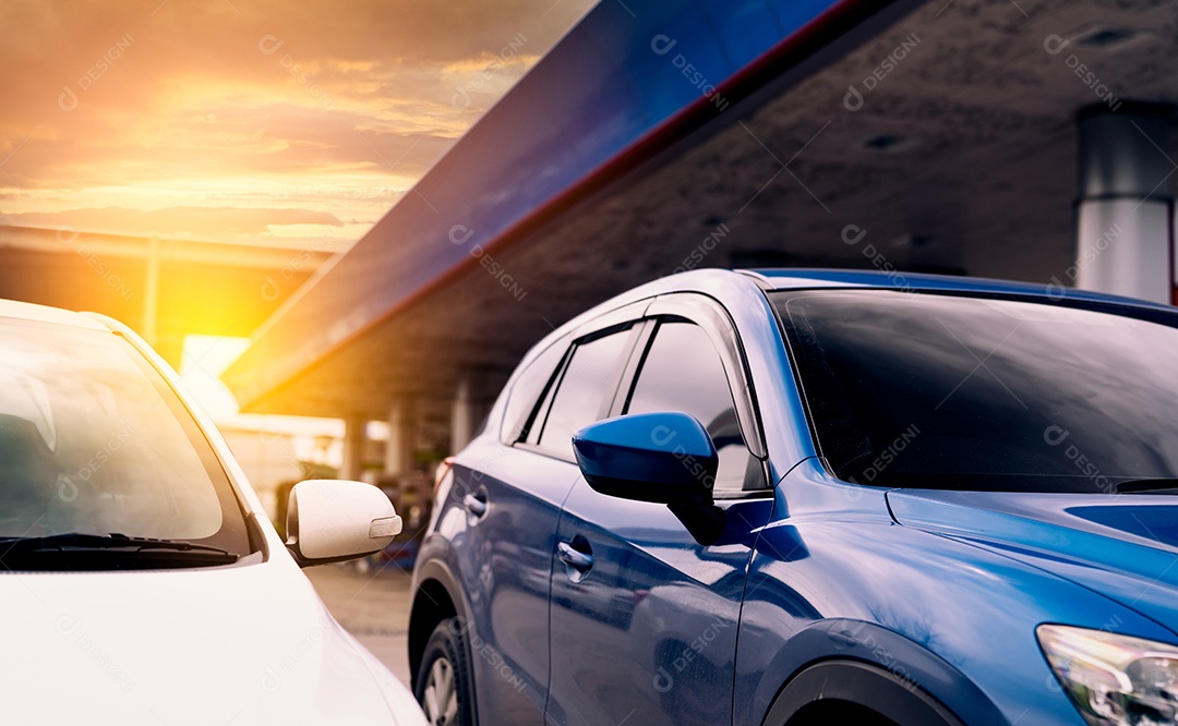 Carro SUV azul com design esportivo estacionado em posto de gasolina.