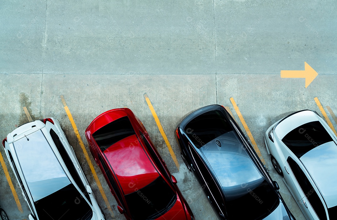 Vista superior do carro estacionado no estacionamento de concreto