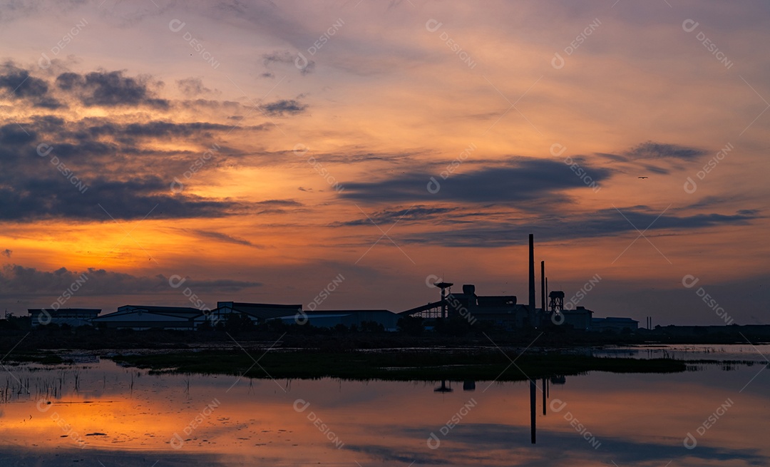 Paisagem de edifícios da indústria fabril com azul escuro e laranja