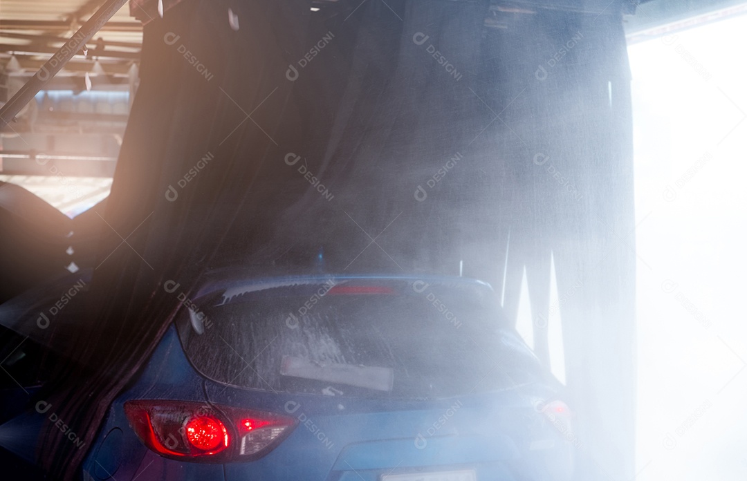 Vista traseira da lavagem de carros SUV azul por máquina automática de lavagem de carros