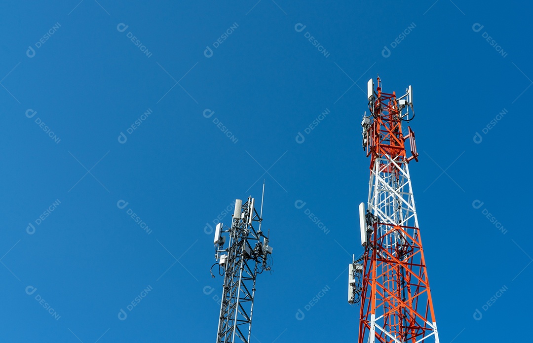 Torre de telecomunicações com céu azul claro. Antena no céu azul