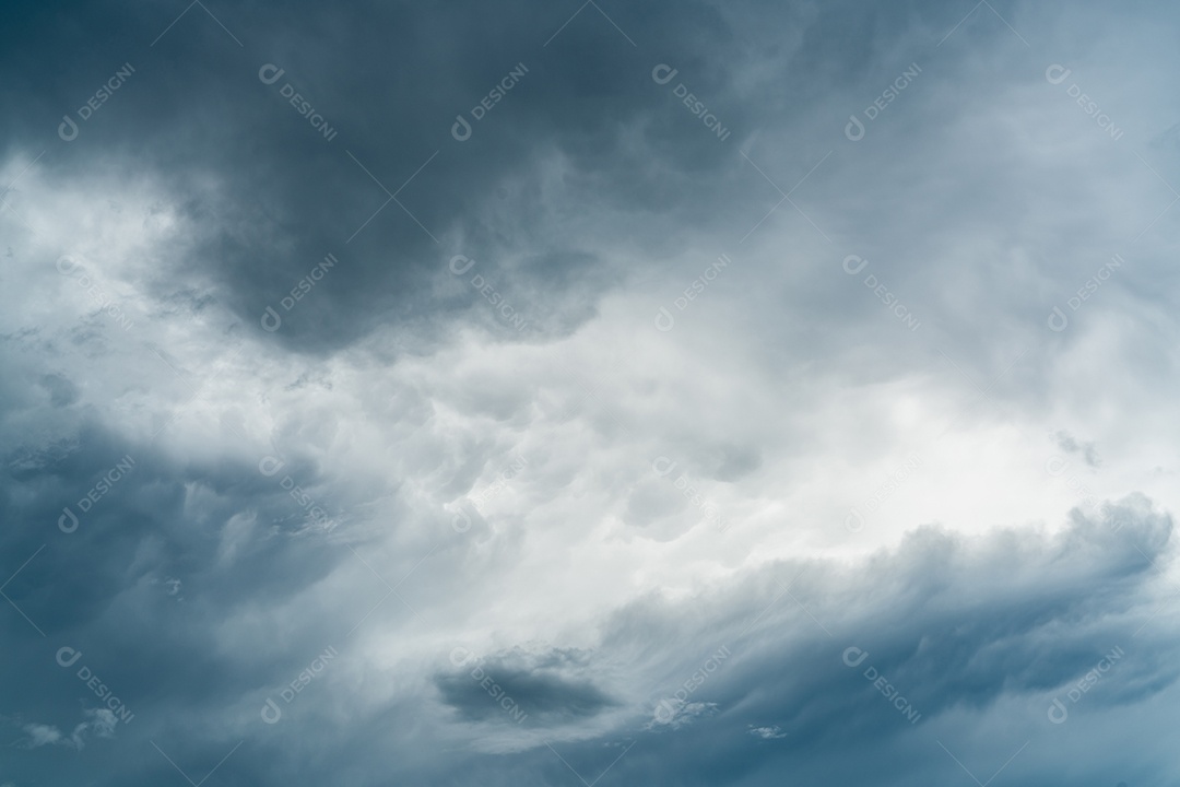 Céu e nuvens dramáticos escuros. Antecedentes para a morte e triste concepção