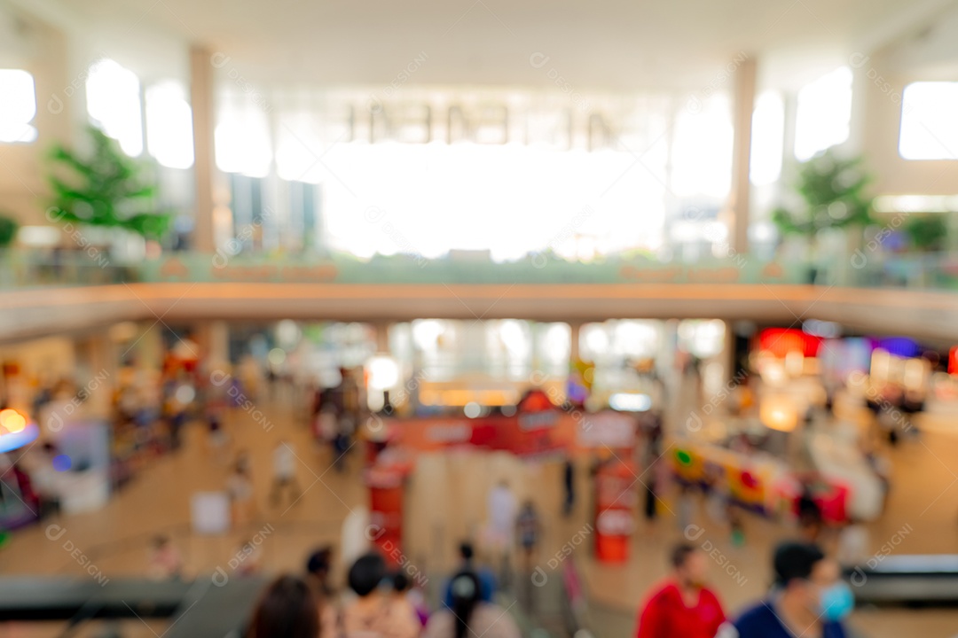Desfoque as pessoas lotadas dentro do shopping.