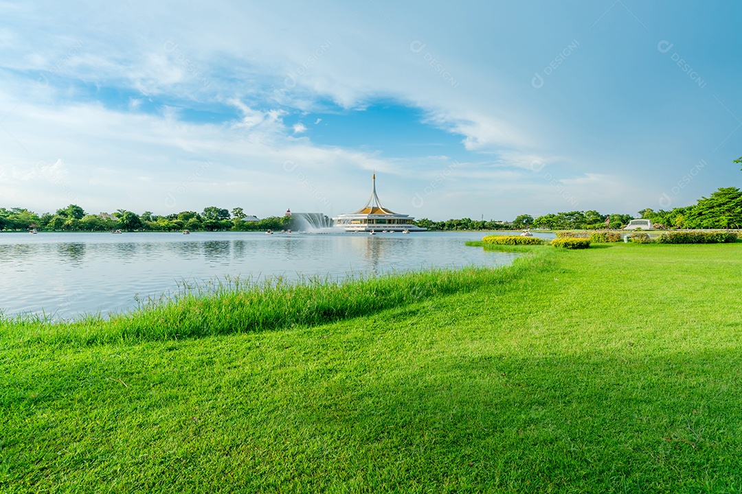 Lago e campo de grama verde no parque.