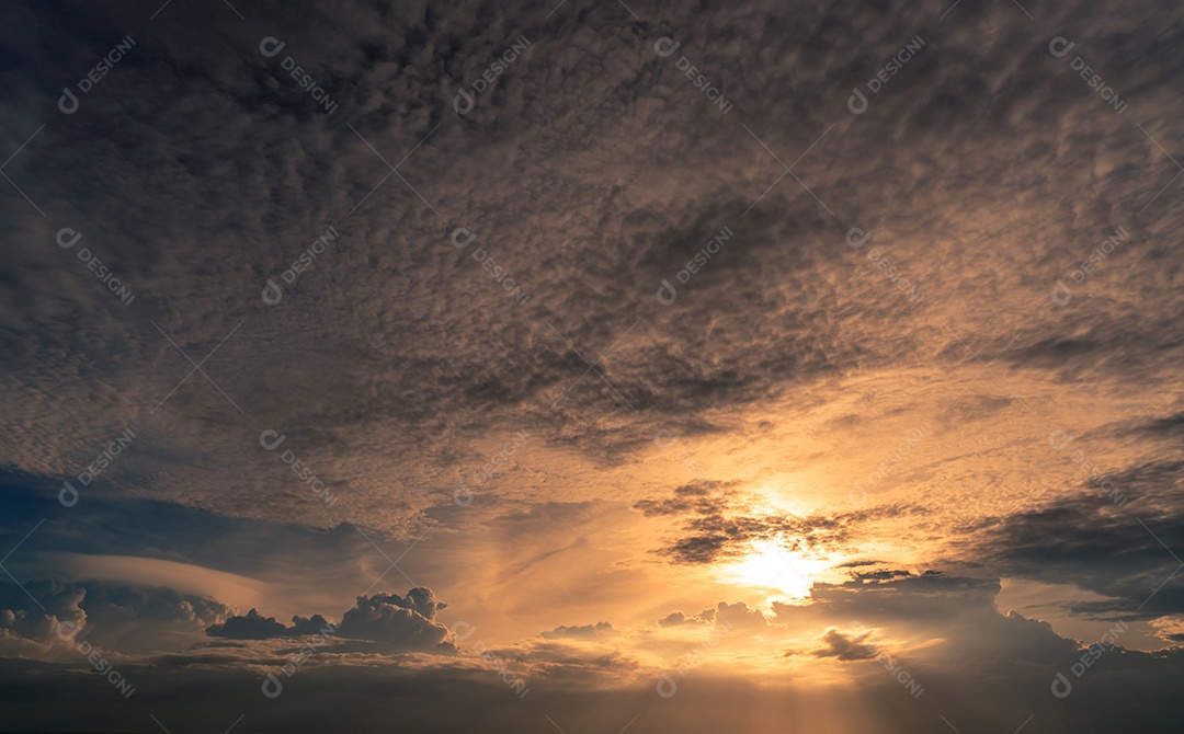Céu do céu e nuvens cinzentas. Céu do céu com luz de Deus.