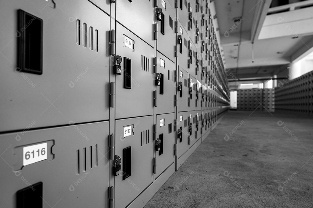 Perspectiva do cacifo com fechadura e etiquetas brancas numeradas