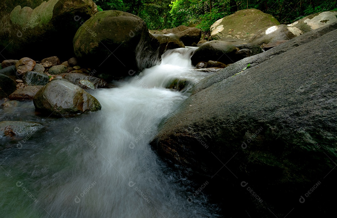 Cachoeira está fluindo na selva. Rocha ou pedra na cachoeira.