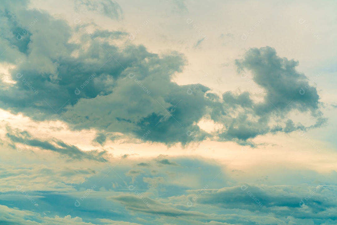Céu azul e nuvens brancas pela manhã com luz do nascer do sol.