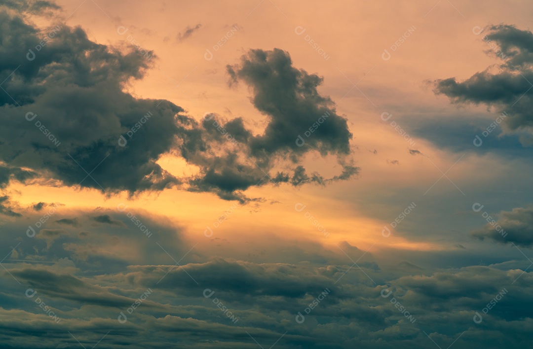 Céu do sol com nuvens cinzas e douradas. Céu cinza e nuvem fofa