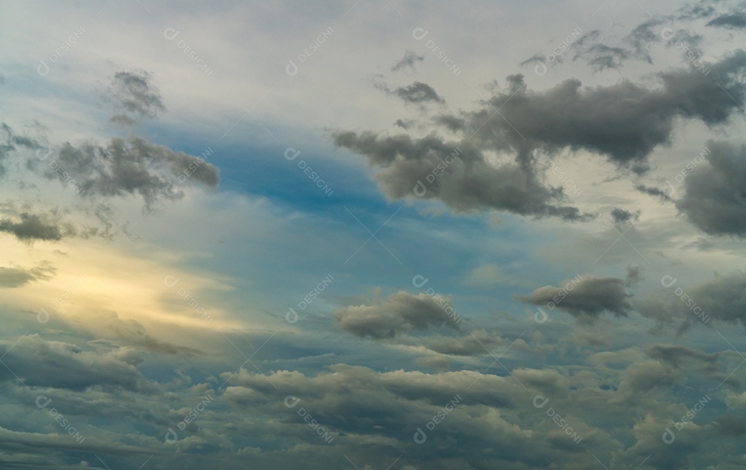 Céu azul e nuvens escuras. Céu azul e nuvens cinzentas