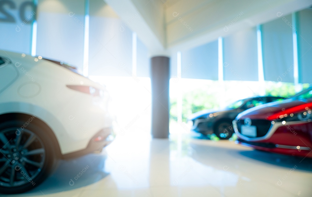 Carro vermelho e branco borrado estacionado no showroom moderno. Concessionárias de carros