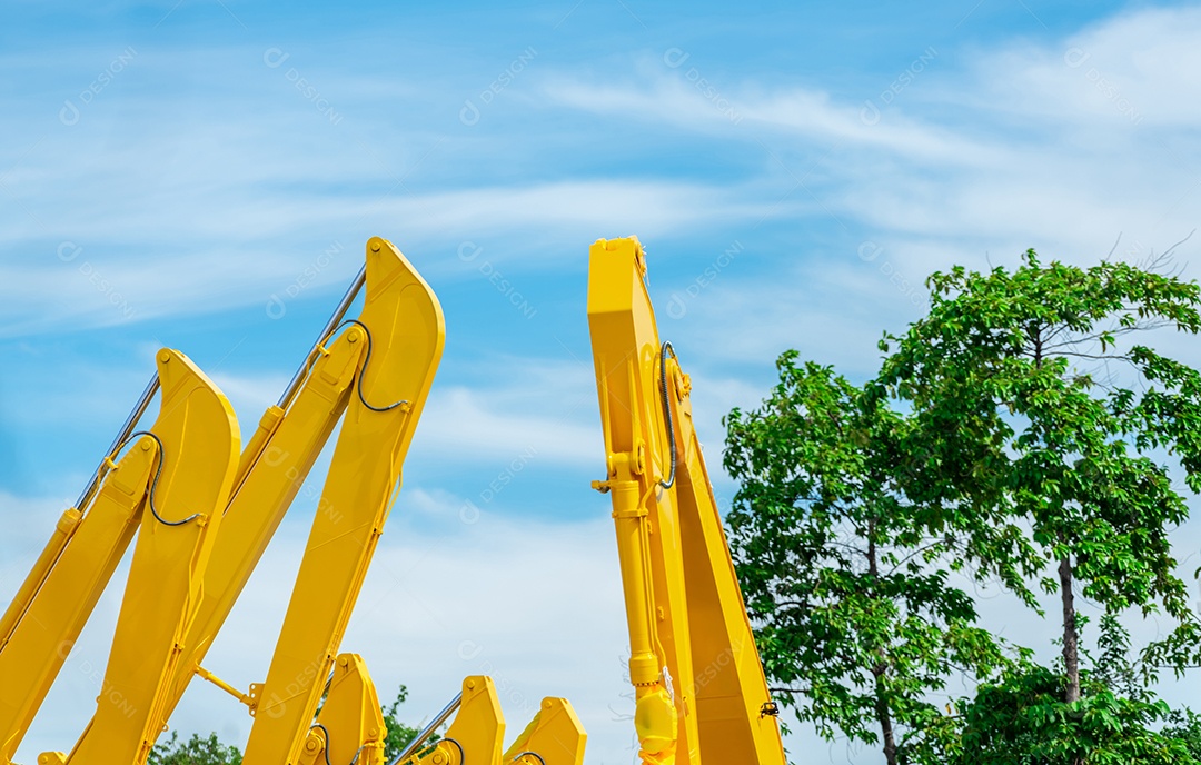 Foco seletivo no braço do pistão hidráulico da retroescavadeira amarela