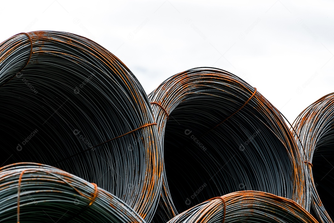 Bobina de fio de aço isolada no fundo branco. Reforço de aço metálico