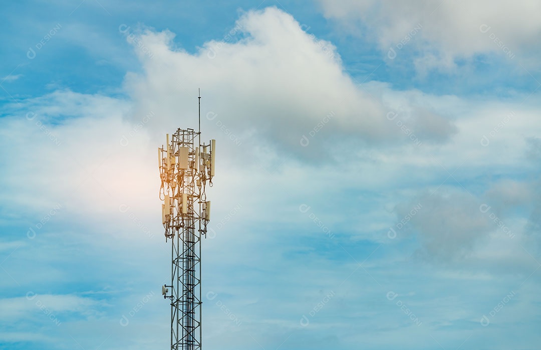 Torre de telecomunicações com céu azul e nuvens. Antena. Rádio