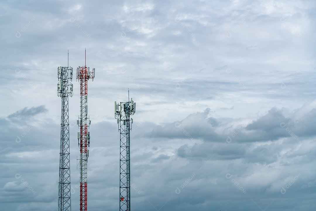 Torre de telecomunicações com céu nublado branco. Antena. Rádio