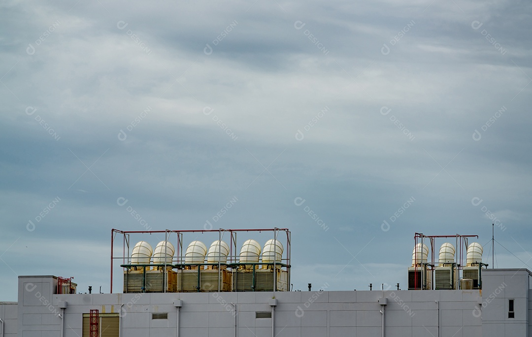 Torre de resfriamento no telhado do edifício. Sistema de refrigeração. Refrigerador de ar